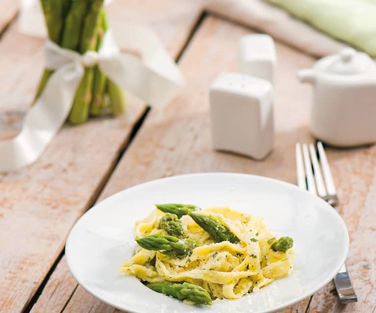 Tagliatelle z zielonymi szparagami Tagliatelle z zielonymi szparagami
