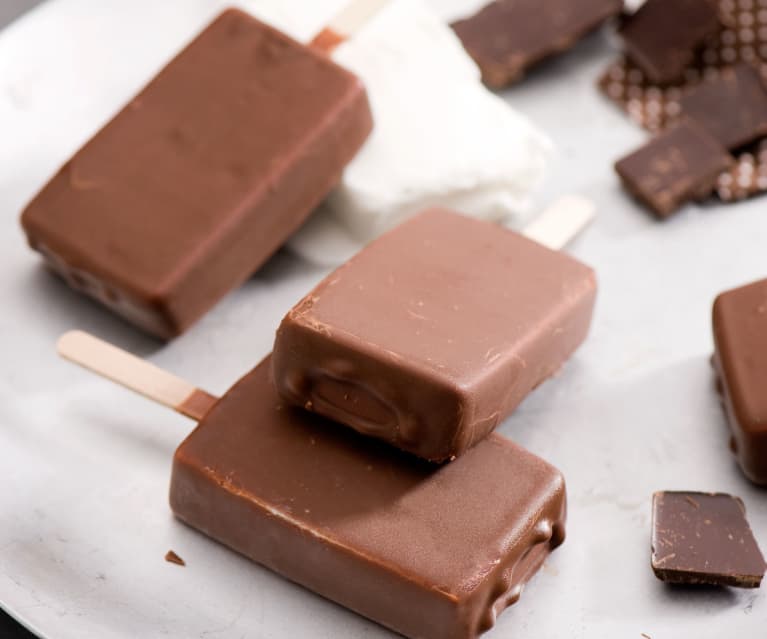 Klasyczne lody śmietankowe w polewie czekoladowej Klasyczne lody śmietankowe w polewie czekoladowej