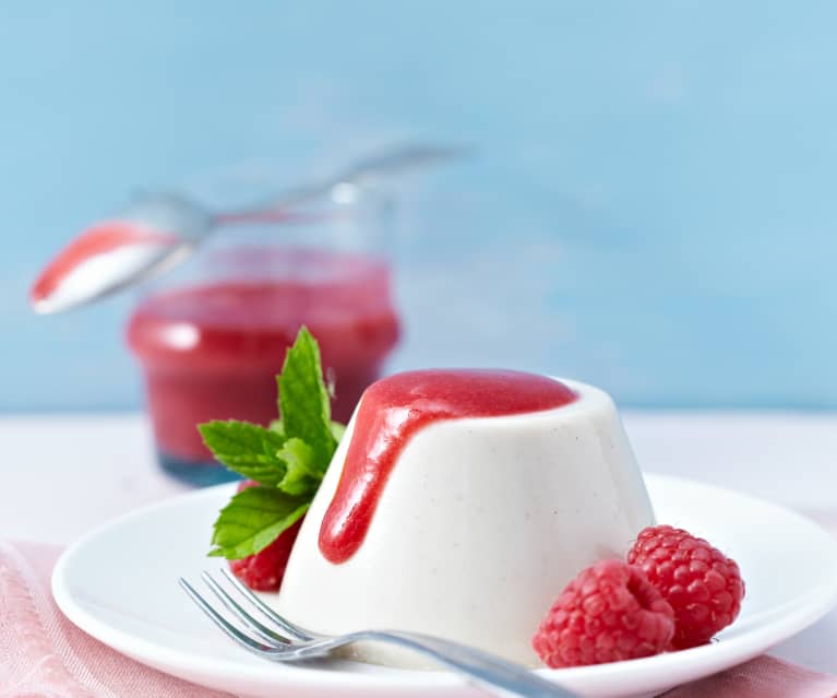 Panna cotta z orzechów nerkowca z sosem malinowym Panna cotta z orzechów nerkowca z sosem malinowym