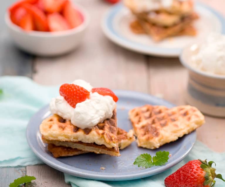 Gofry belgijskie z bitą śmietaną i truskawkami Gofry belgijskie z bitą śmietaną i truskawkami