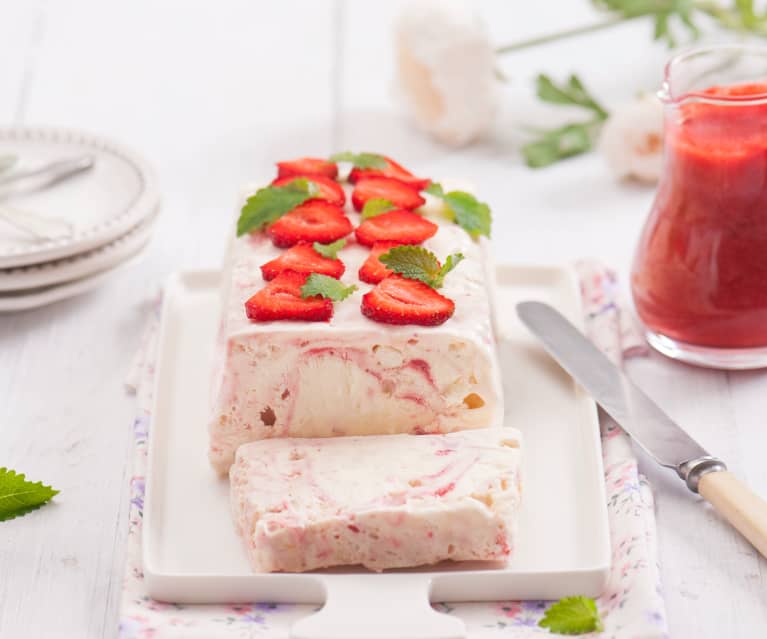 Semifreddo z truskawkami i bezami Semifreddo z truskawkami i bezami