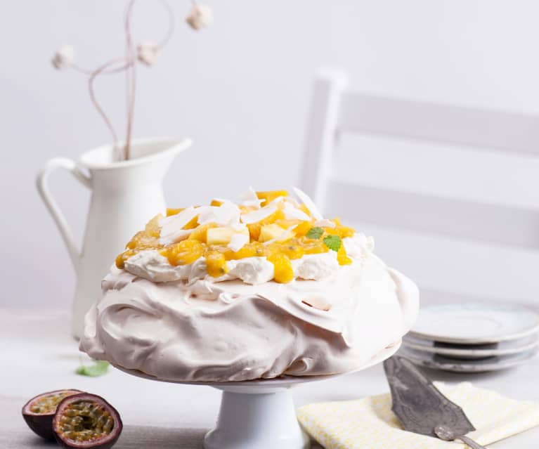 Pavlova z kremem kokosowym i owocami tropikalnymi Pavlova z kremem kokosowym i owocami tropikalnymi