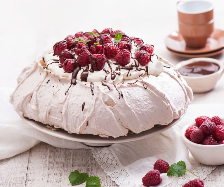 Pavlova czekoladowa z kremem mascarpone i malinami Pavlova czekoladowa z kremem mascarpone i malinami