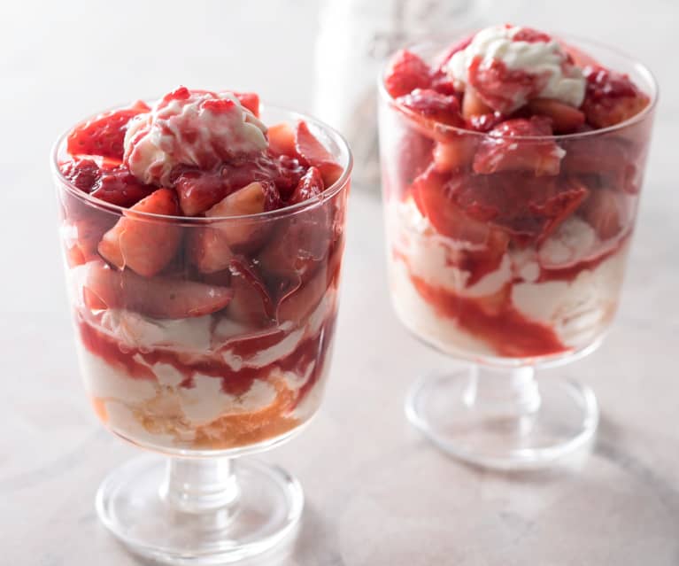 Trifle truskawkowe z kremem mascarpone Trifle truskawkowe z kremem mascarpone