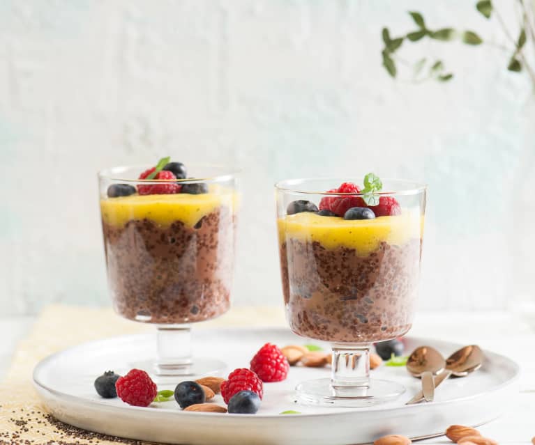 Migdałowy pudding chia z musem z mango i owocami Migdałowy pudding chia z musem z mango i owocami