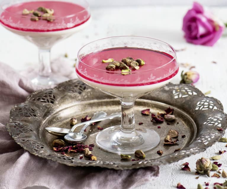 Kardamonowa panna cotta z różanym syropem Kardamonowa panna cotta z różanym syropem