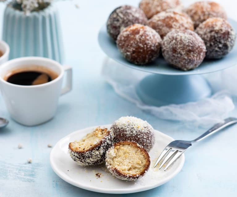 Wegańskie mini pączki kokosowe ze skórką pomarańczy Wegańskie mini pączki kokosowe ze skórką pomarańczy