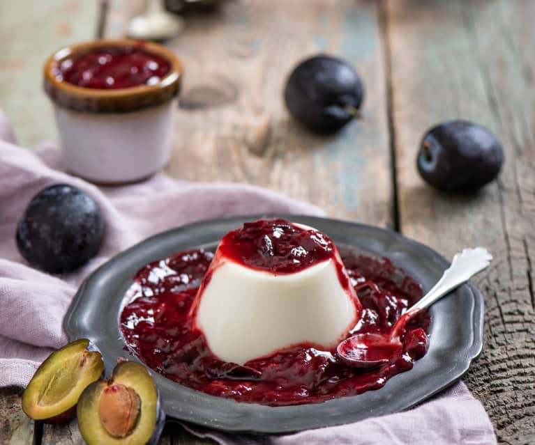 Maślankowa panna cotta z duszonymi śliwkami Maślankowa panna cotta z duszonymi śliwkami