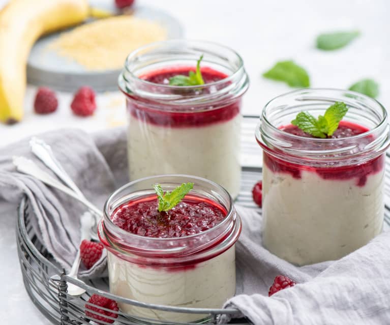 Kokosowo-bananowy budyń z kaszy jaglanej z sosem malinowym Kokosowo-bananowy budyń z kaszy jaglanej z sosem malinowym