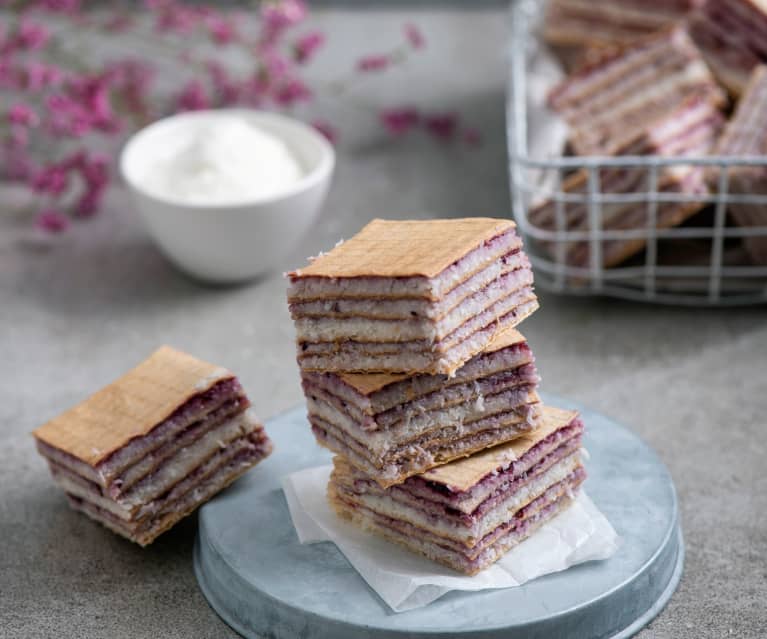 Wafle z masą kokosową i dżemem porzeczkowym Wafle z masą kokosową i dżemem porzeczkowym