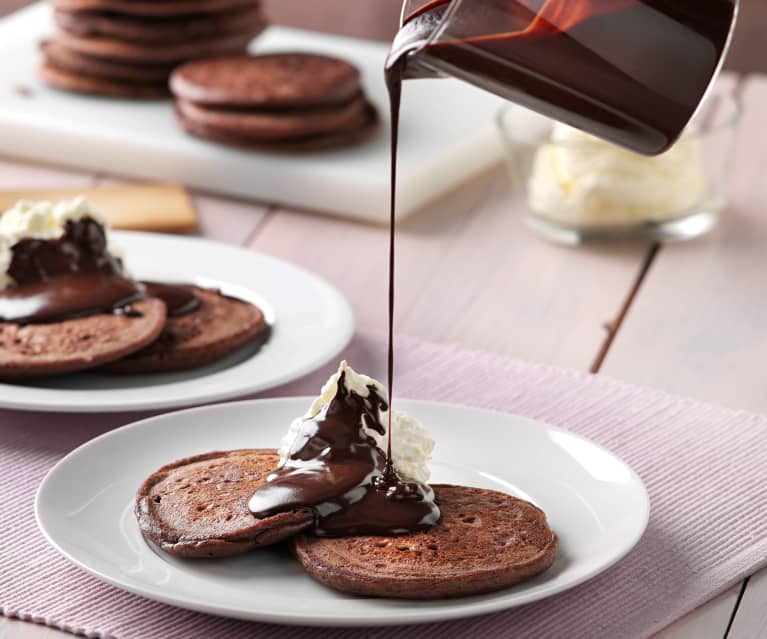 Kakaowe pancakes z bitą śmietaną i sosem czekoladowym Kakaowe pancakes z bitą śmietaną i sosem czekoladowym