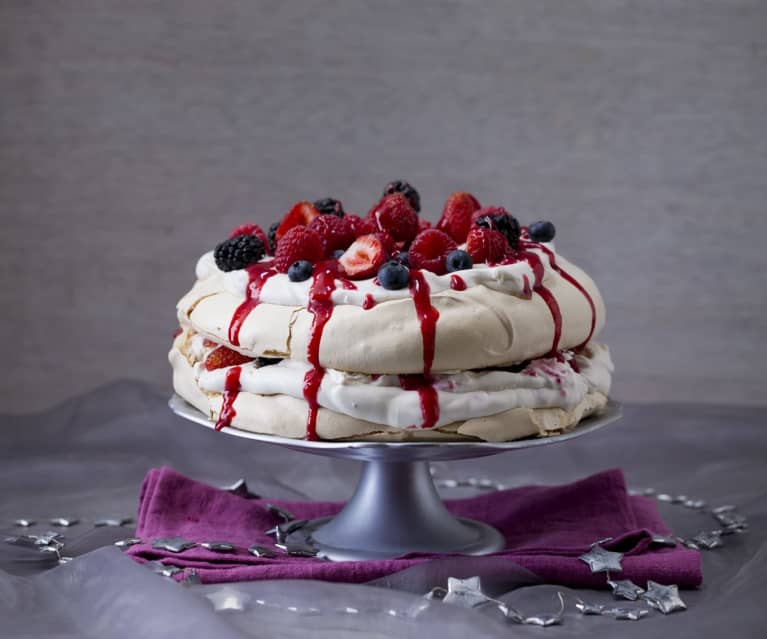 Podwójna Pavlova z owocami jagodowymi Podwójna Pavlova z owocami jagodowymi