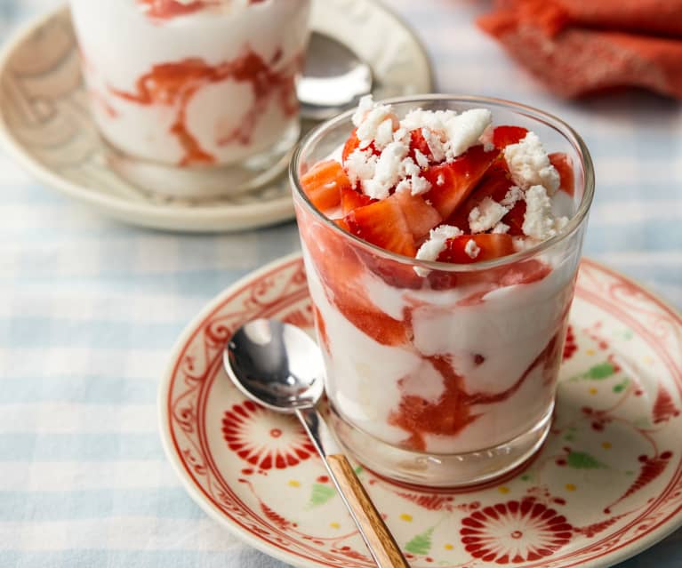 Wegański Eton Mess kokosowo-truskawkowy Wegański Eton Mess kokosowo-truskawkowy