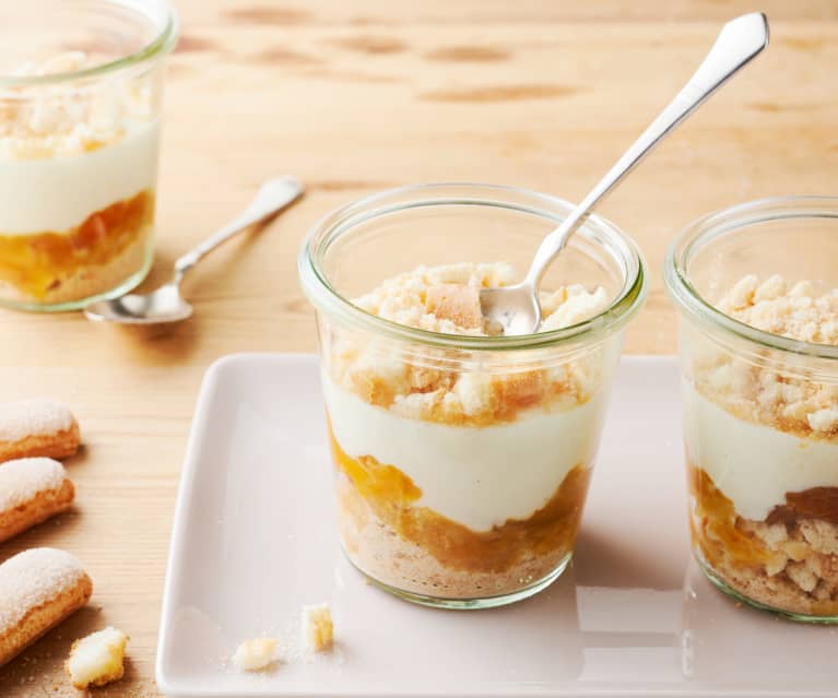 Jogurt waniliowy z biszkoptami i morelami Jogurt waniliowy z biszkoptami i morelami