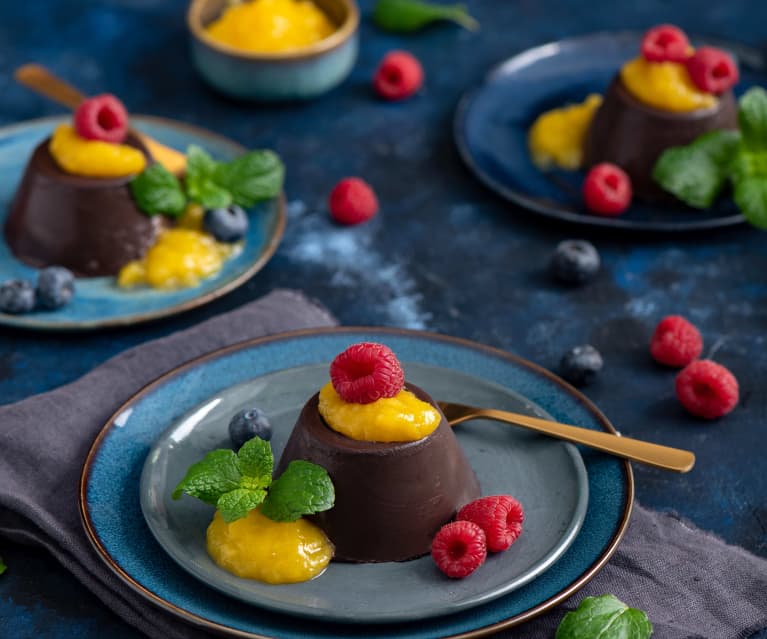 Czekoladowa panna cotta z czarnym kakao i musem z mango Czekoladowa panna cotta z czarnym kakao i musem z mango