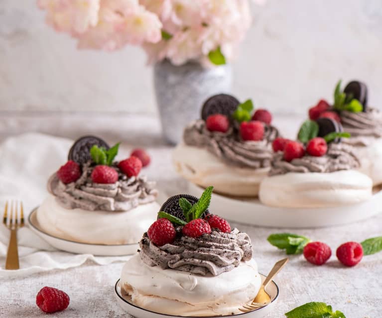 Mini bezy Pavlova z kremem Oreo® i malinami Mini bezy Pavlova z kremem Oreo® i malinami
