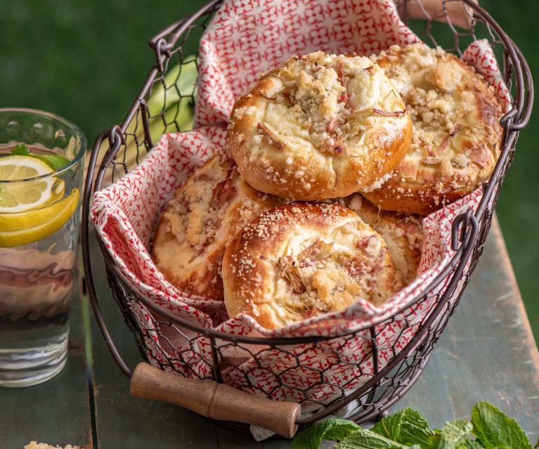 Drożdżówki z ricottą i rabarbarem Drożdżówki z ricottą i rabarbarem