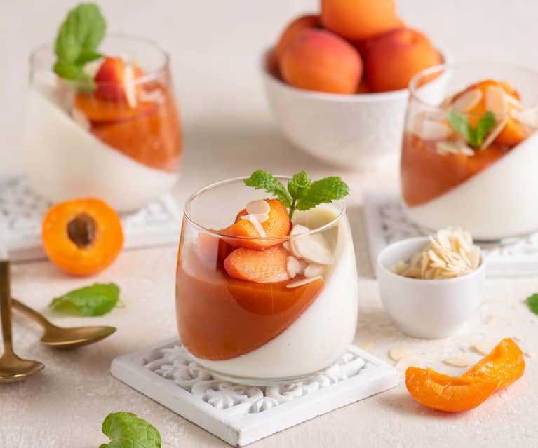Jogurtowa panna cotta z sosem morelowym Jogurtowa panna cotta z sosem morelowym