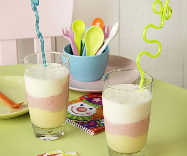 Trzykolorowe mrożone smoothie z mango, truskawkami i ananasem Trzykolorowe mrożone smoothie z mango, truskawkami i ananasem