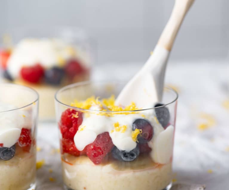 Trifle z ricottą i owocami jagodowymi Trifle z ricottą i owocami jagodowymi