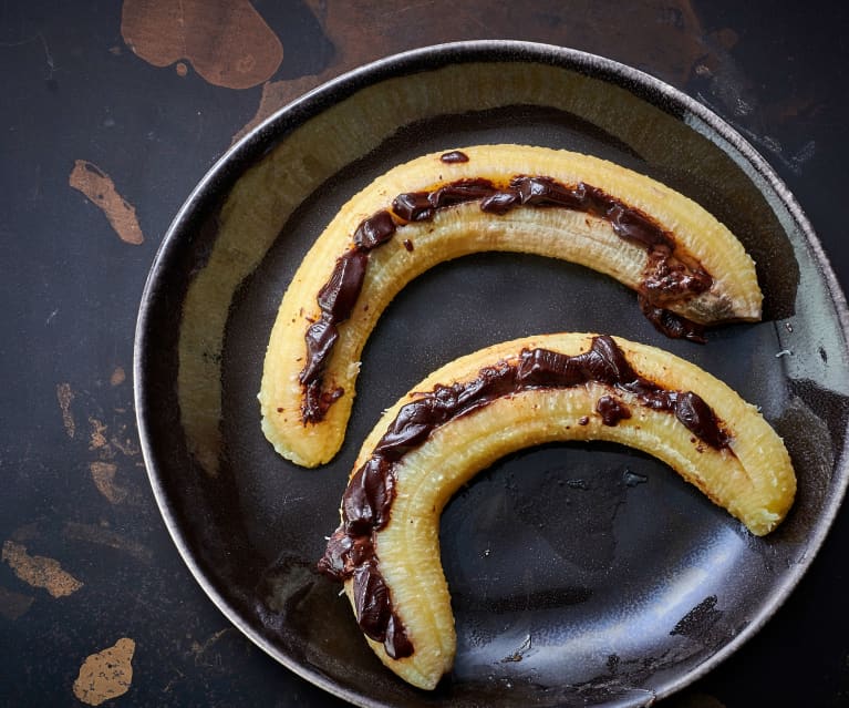 Gotowanie na parze 4 bananów z czekoladowym nadzieniem Gotowanie na parze 4 bananów z czekoladowym nadzieniem