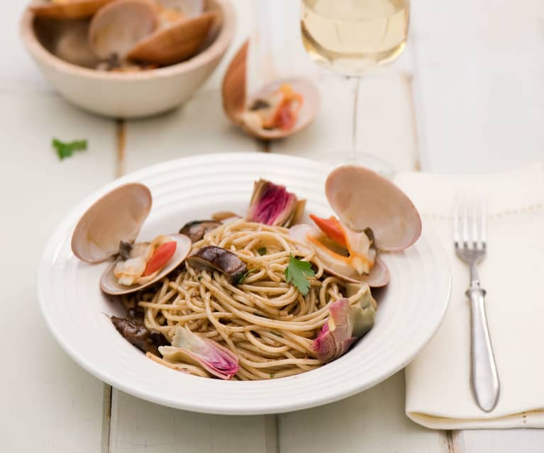 Spaghetti z małżami, grzybami i karczochami Spaghetti z małżami, grzybami i karczochami