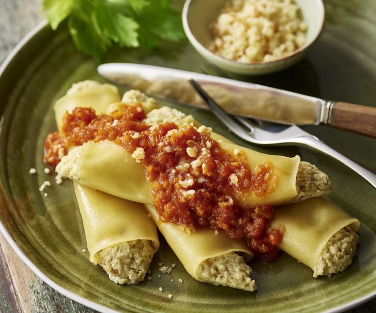Cannelloni z farszem z karczochów i sosem pomidorowym Cannelloni z farszem z karczochów i sosem pomidorowym