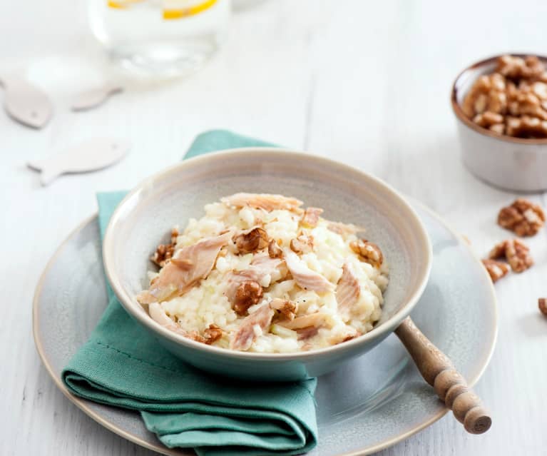 Risotto z wędzonym pstrągiem, selerem naciowym i orzechami włoskimi Risotto z wędzonym pstrągiem, selerem naciowym i orzechami włoskimi