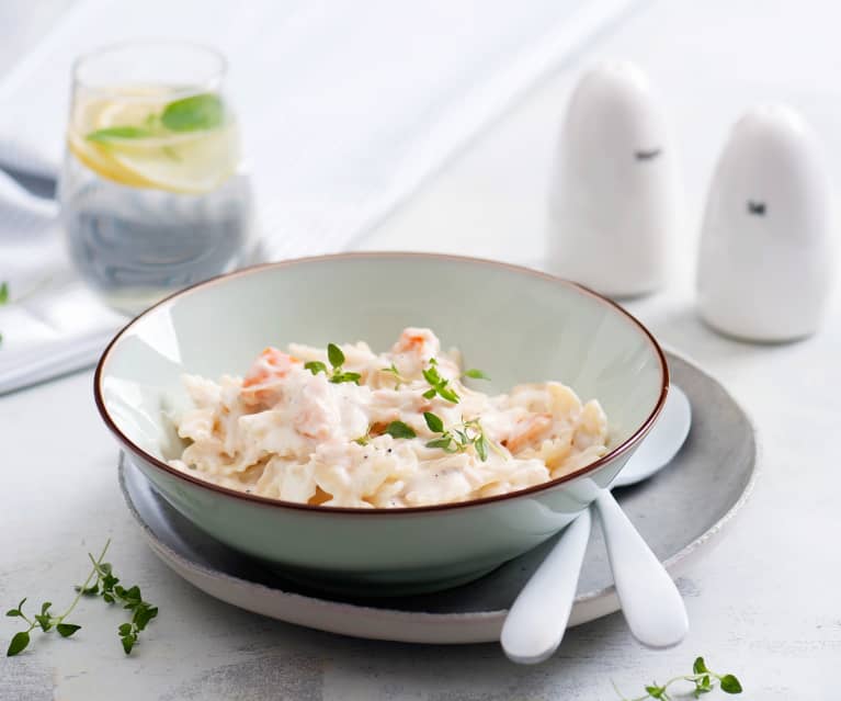 Makaron farfalle z sosem śmietanowym z wędzonym łososiem Makaron farfalle z sosem śmietanowym z wędzonym łososiem