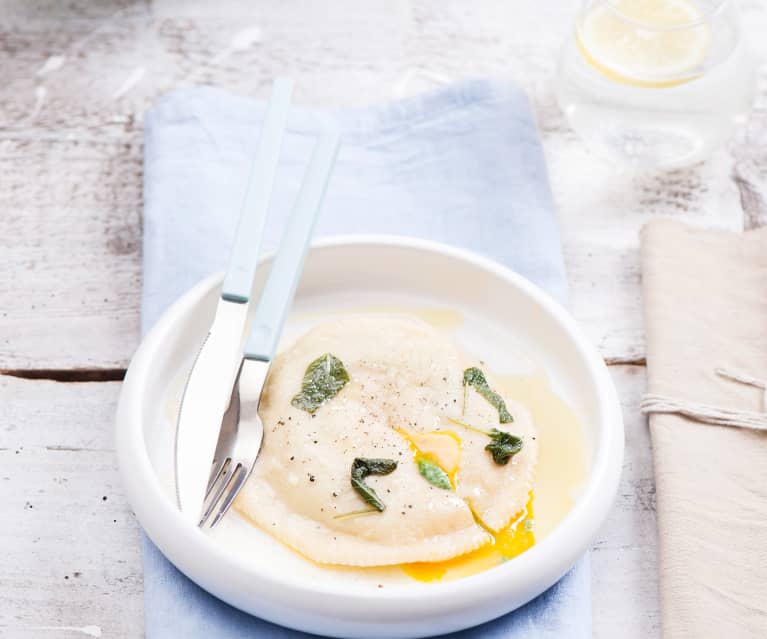 Raviolo z płynnym żółtkiem i farszem z ricotty i szpinaku Raviolo z płynnym żółtkiem i farszem z ricotty i szpinaku
