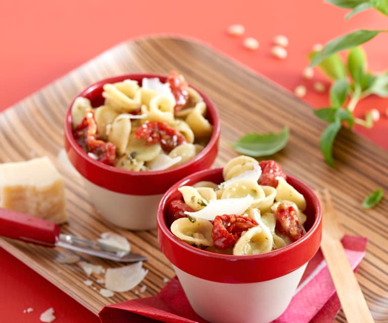 Makaron z pesto i suszonymi pomidorami Makaron z pesto i suszonymi pomidorami