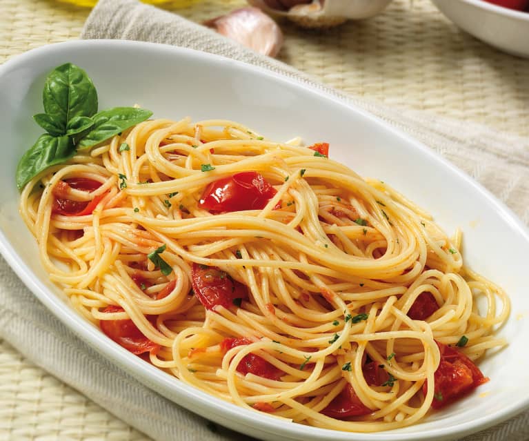 Spaghetti z czosnkiem, oliwą i pomidorkami koktajlowymi Spaghetti z czosnkiem, oliwą i pomidorkami koktajlowymi