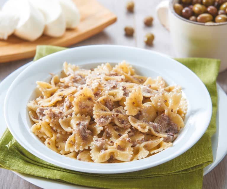 Farfalle z mozzarellą i oliwkami Farfalle z mozzarellą i oliwkami