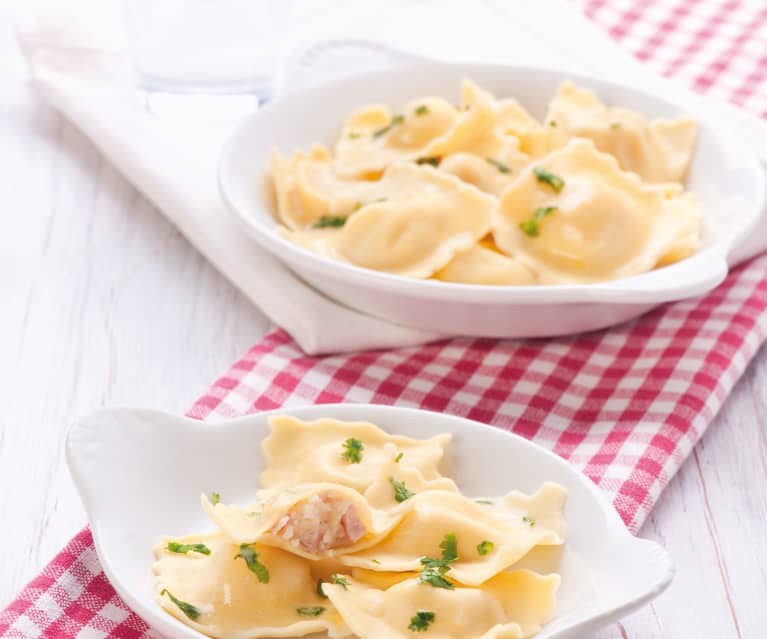Ravioli z nadzieniem z serów i szynki Ravioli z nadzieniem z serów i szynki