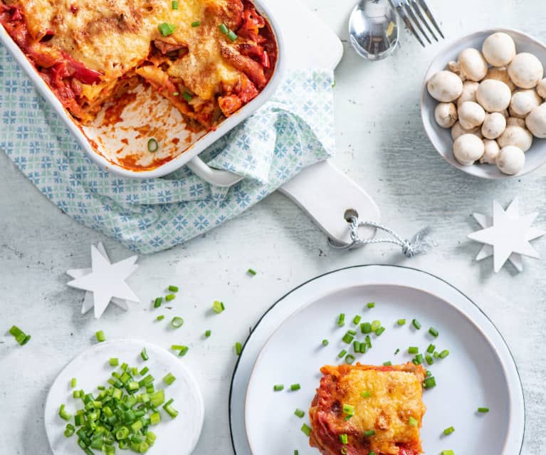 Zapiekanka makaronowa z pieczarkami, papryką i kiełbasą Zapiekanka makaronowa z pieczarkami, papryką i kiełbasą