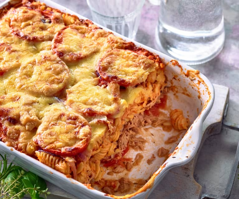 Zapiekanka makaronowa z tuńczykiem i pomidorami Zapiekanka makaronowa z tuńczykiem i pomidorami