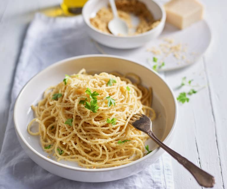 Spaghetti z anchois, bułką tartą i parmezanem Spaghetti z anchois, bułką tartą i parmezanem