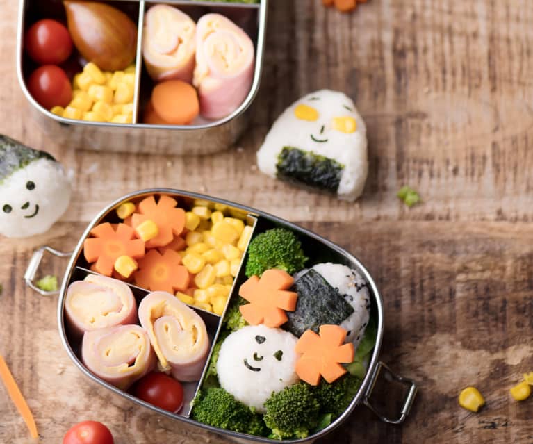 Bento z onigiri i omletem Bento z onigiri i omletem