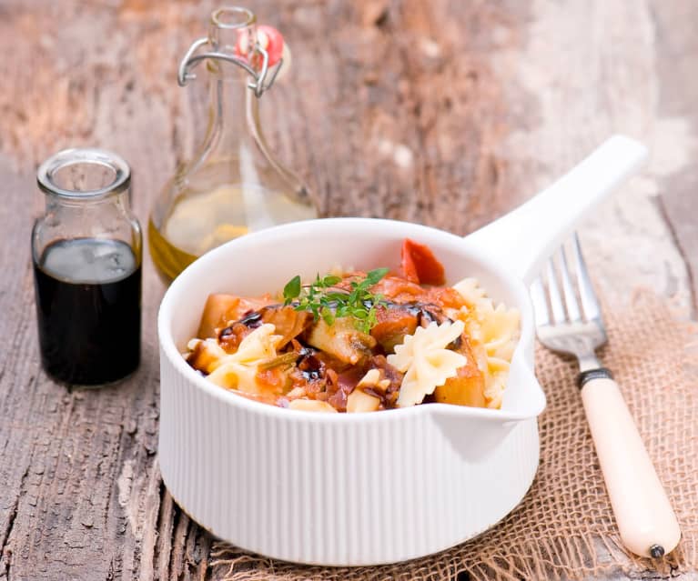 Farfalle z pomidorami i karmelizowanym fenkułem Farfalle z pomidorami i karmelizowanym fenkułem