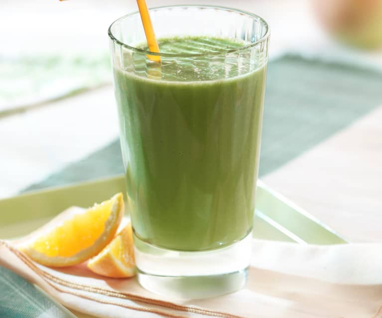 Zielone smoothie z jabłkiem, mango i pomarańczą Zielone smoothie z jabłkiem, mango i pomarańczą