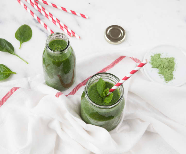Smoothie z jarmużem, młodą pszenicą i daktylami Smoothie z jarmużem, młodą pszenicą i daktylami