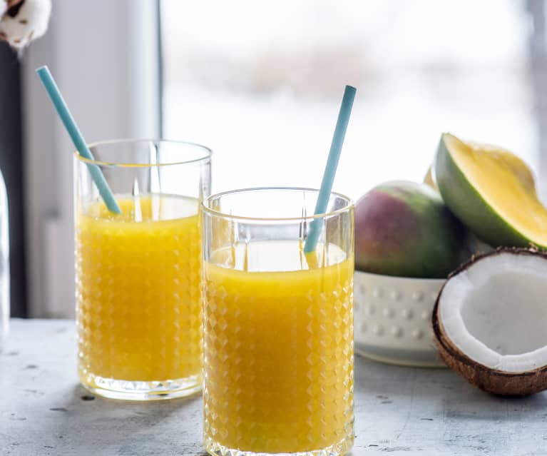 Koktajl z mango i imbirem na wodzie kokosowej Koktajl z mango i imbirem na wodzie kokosowej