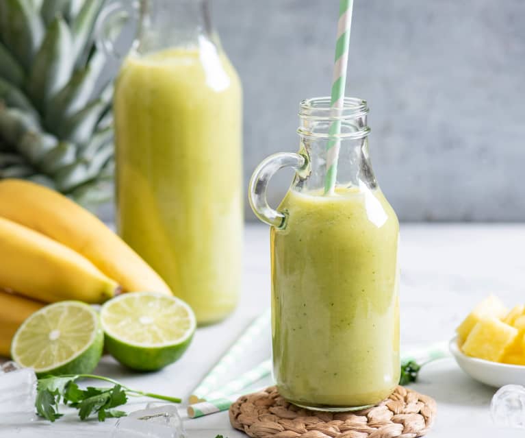 Smoothie z ananasem, limonką i awokado Smoothie z ananasem, limonką i awokado
