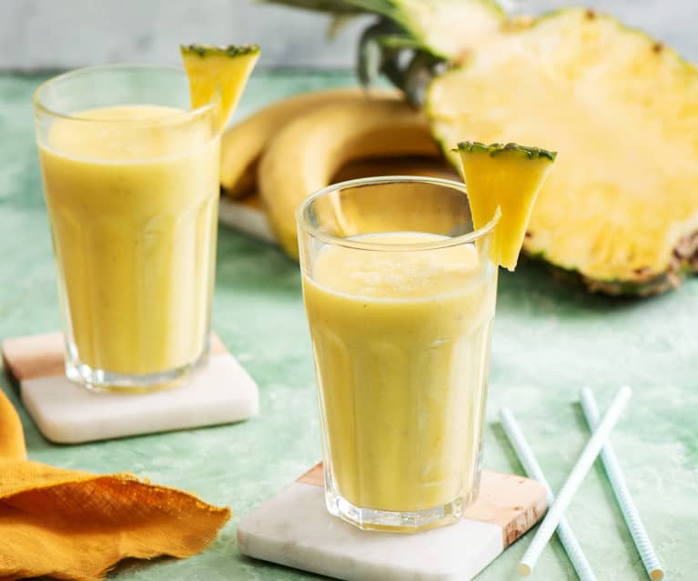 Smoothie bananowo-ananasowe z napojem kokosowym Smoothie bananowo-ananasowe z napojem kokosowym