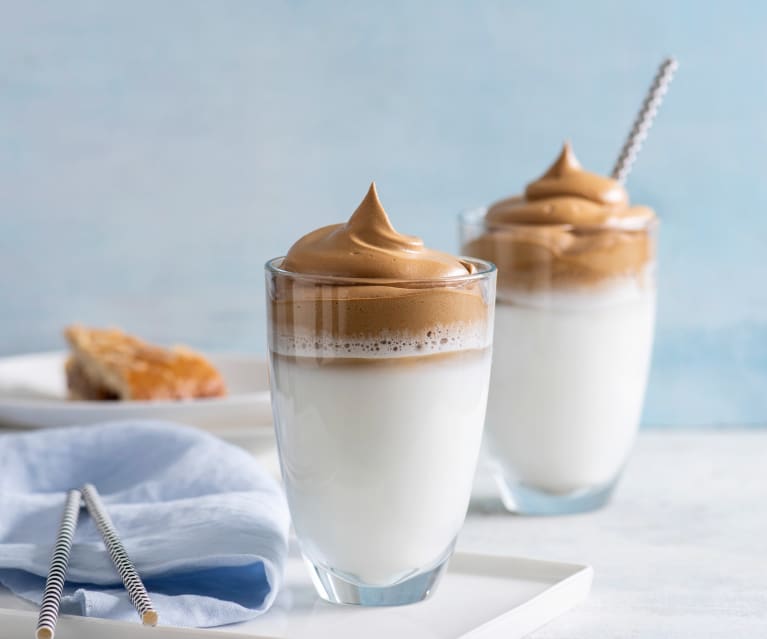 Dalgona coffe cold (mrożona kawa po koreańsku) Dalgona coffe cold (mrożona kawa po koreańsku)