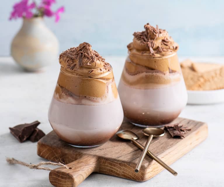 Dalgona coffee mocha (kawa po koreańsku z kakao) Dalgona coffee mocha (kawa po koreańsku z kakao)