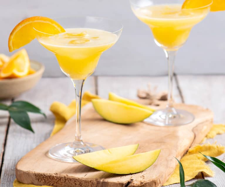 Drink z Prosecco, mango i pomarańczy Drink z Prosecco, mango i pomarańczy