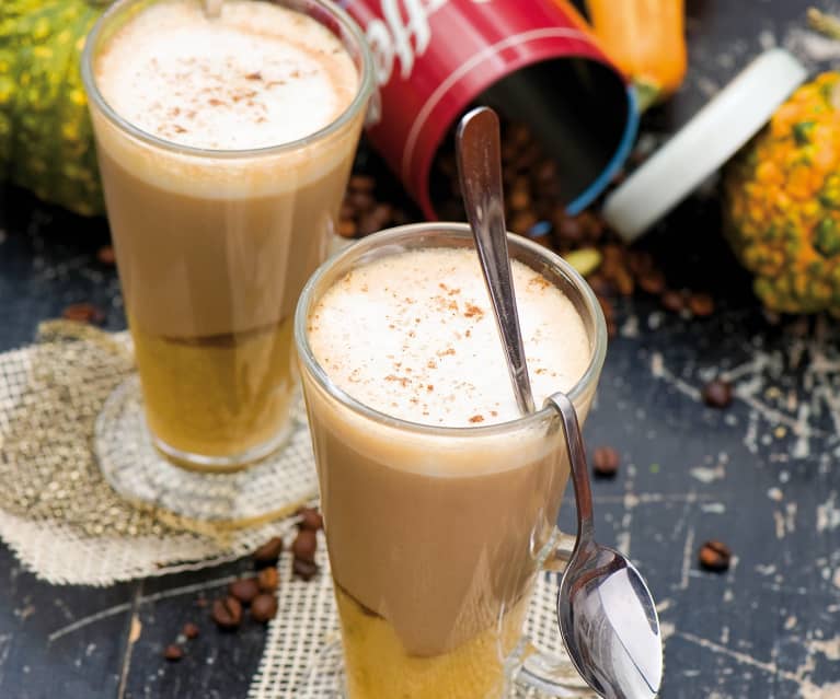 Latte z syropem dyniowo-korzennym Latte z syropem dyniowo-korzennym