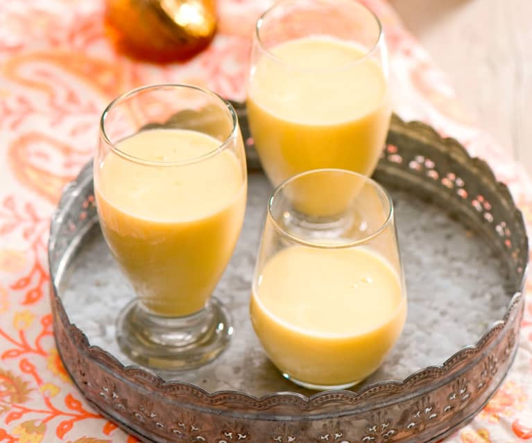 Mango lassi - hinduski koktajl jogurtowy Mango lassi - hinduski koktajl jogurtowy