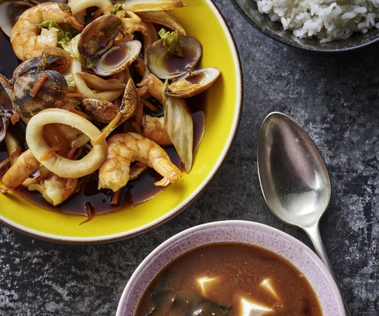 Zupa miso, owoce morza w sake z ryżem Zupa miso, owoce morza w sake z ryżem